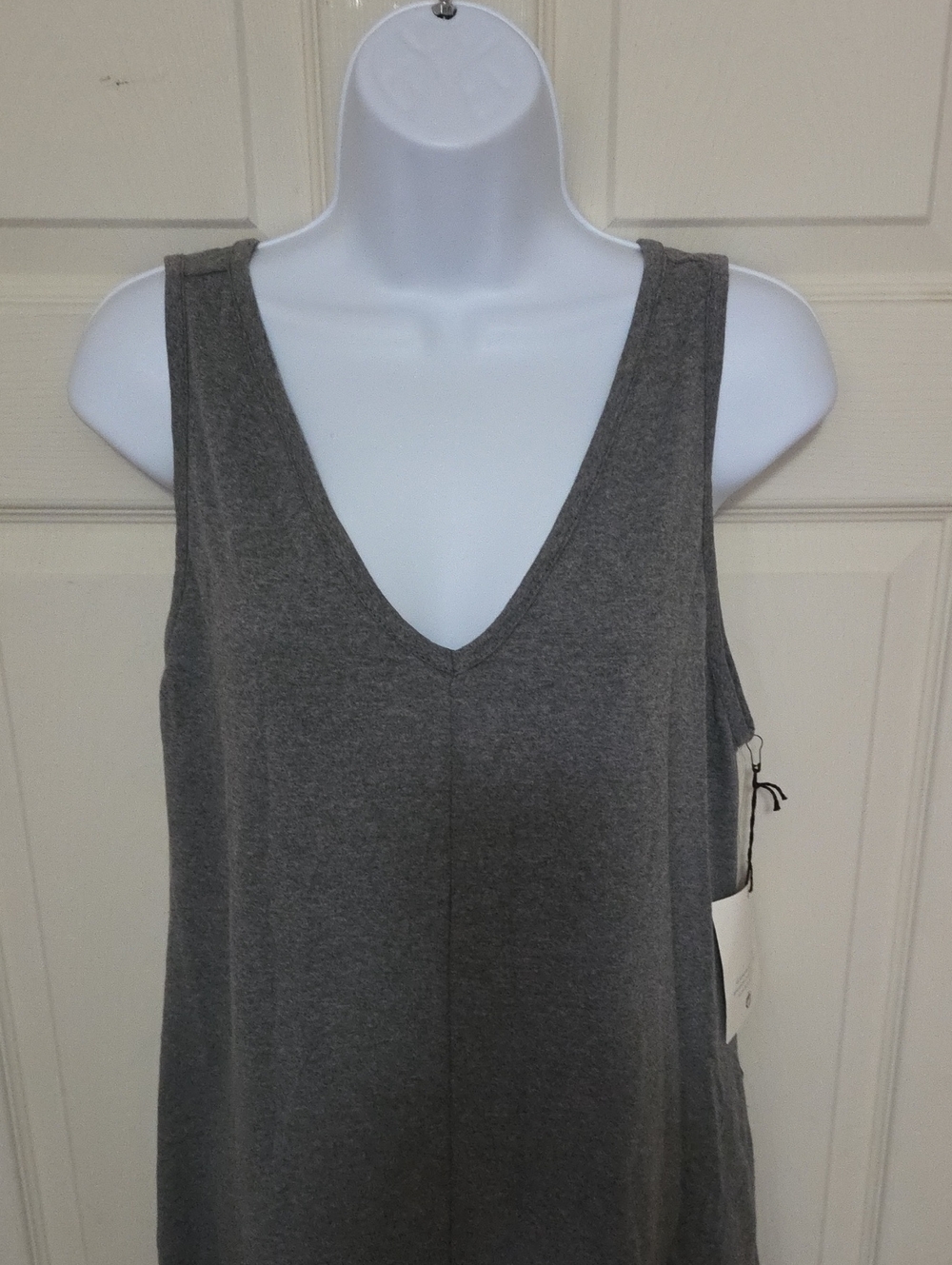 Mohnton Made Gray Sleeveless Cropped Jumpsuit Size Medium NWT - Picture 5 of 15